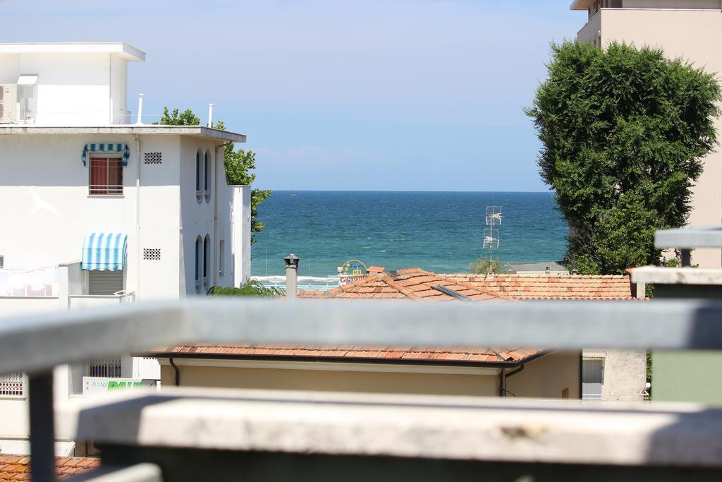 Hotel Flores Riccione Buitenkant foto