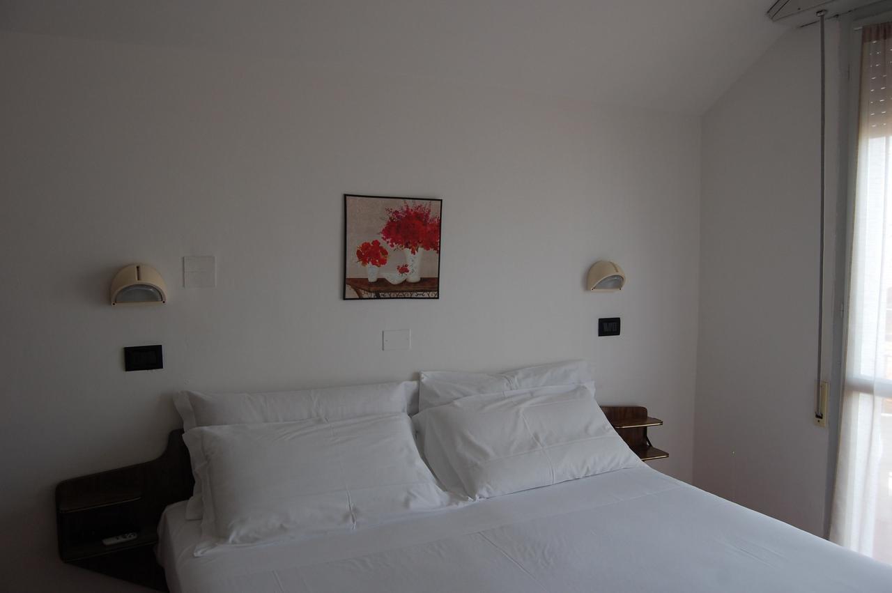 Hotel Flores Riccione Buitenkant foto