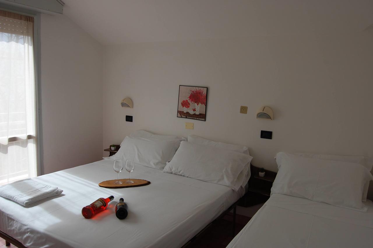Hotel Flores Riccione Buitenkant foto