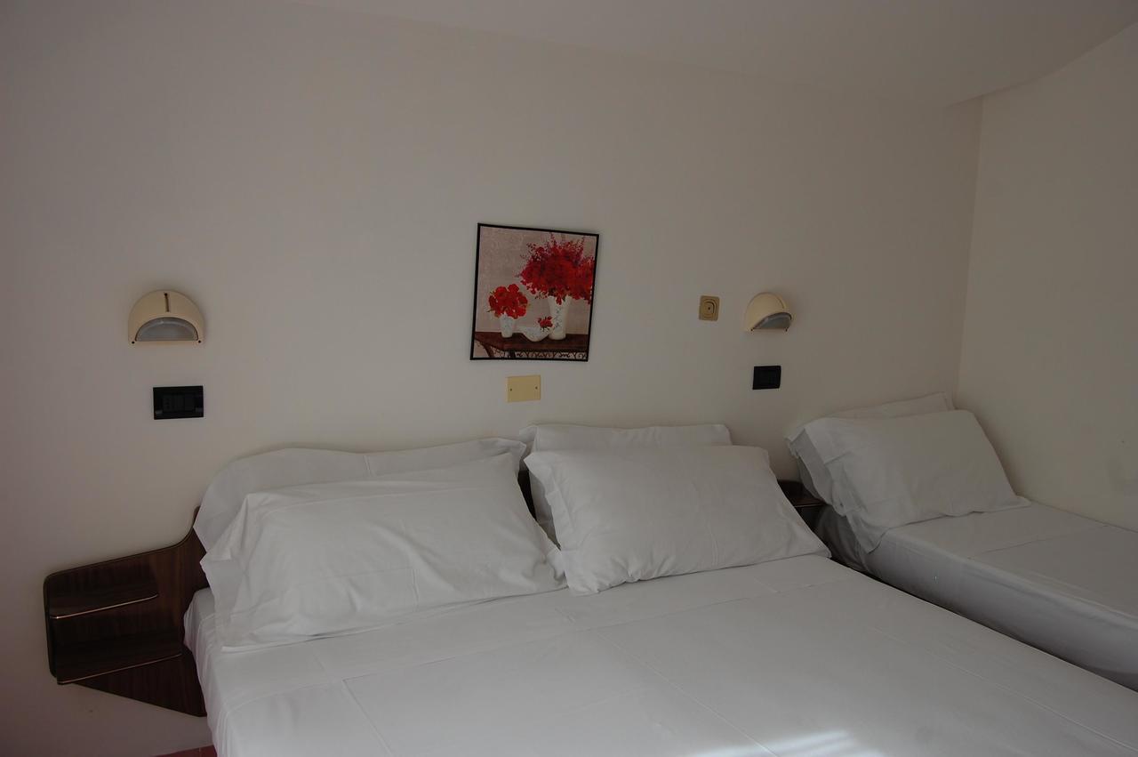Hotel Flores Riccione Buitenkant foto